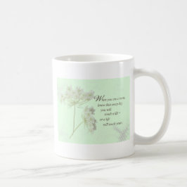 Caneca De Café Enfermeira toca vida com flores selvagens