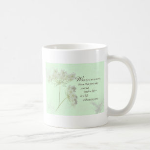 Caneca De Café Enfermeira toca vida com flores selvagens