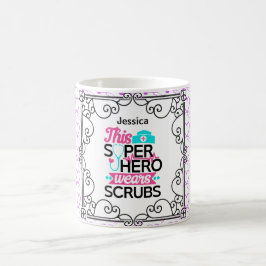 Caneca De Café ENFERMEIRO - Este Superherói Veste SCRUBS Personal