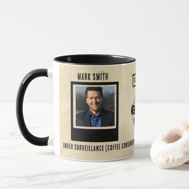 Caneca de Café Engraçada Sob Vigilância – Dependen (Com Donut)