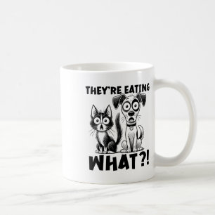 Caneca De Café Engraçado Debate 2024 Pets Dog Cat Eles estão come
