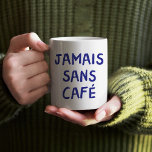 Caneca De Café Engraçado francês Jamais Sans Café Café Coffee Quo<br><div class="desc">Comece seu dia com um sorriso e um pouco de talento francês com esta caneca de café "Jamais Sans Café", divertida e na moda. Perfeito para amantes de café, esta caneca apresenta um design lúdico com a humorística citação francesa, traduzindo para "Nunca Sem Café." Quer você esteja entregando a um...</div>