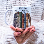 Caneca De Café Engraçado Livro Amante Cita Gatos Cachorro Nome<br><div class="desc">Design de encantadora de livros com pilhas de livros pintados a aquarelas e gatinhos bonitos com uma citação personalizável "Eu não tenho controle de prateleira" e um nome para um presente personalizado para seus amigos amantes de livros e membros da família ou do clube de livros.</div>