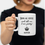 Caneca De Café Engraçado Personalizado<br><div class="desc">Uma na moda e uma xícara de papel divertida com um design moderno e a inscrição encantadora, "Traga-me um café e diga-me que sou bonito." Essa xícara é facilmente personalizável com um nome, marca ou informação adicional, fazer-a como uma escolha ideal para todas as ocasiões com senso de humor e...</div>