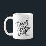 Caneca De Café Ensinar Amor, Seu Nome<br><div class="desc">Um presente de excelente para os professores e cuidadores da sua vida ou da sua criança. Esta caneca manchada lê "ensinar amor inspirador" em escrita negra. Personalize adicionando um nome abaixo. O verso tem uma pequena ilustração de caneca com coração e lápis.</div>