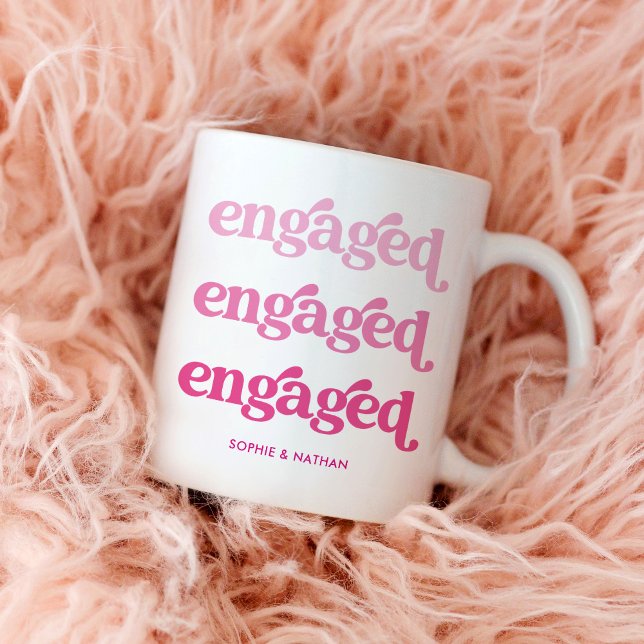 Caneca De Café Envolvido | Texto Gradiente Rosa-Boho (Show the world you're engaged with this trendy mug, with pink gradient boho text)