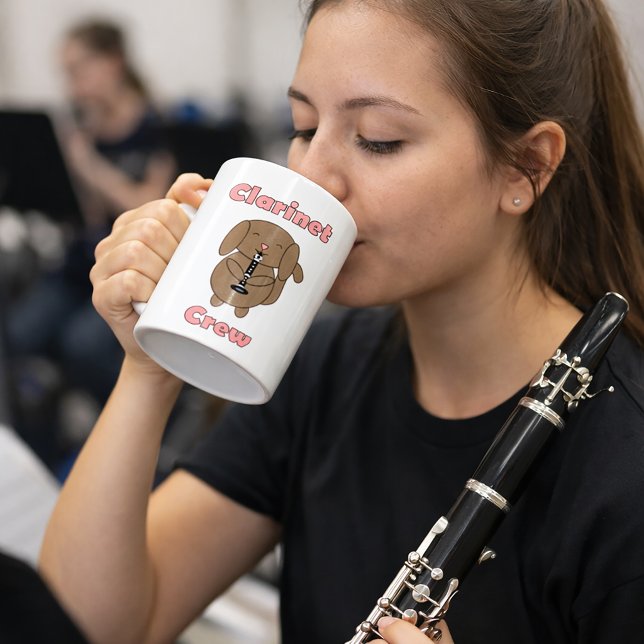 Caneca De Café Equipe de Clarinete Fofa Cachorrinho Marrom (A mug with a cute dog playing the saxophone and the text clarinet crew.)