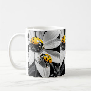 Caneca De Café Escaravelho Amarelo Na Flor Branca Preta