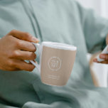 Caneca De Café Escritório de logotipos empresariais moderno<br><div class="desc">Um elegante modelo de uma xícara de papel comercial personalizada em um estilo moderno minimalista que pode ser facilmente atualizado com o logotipo da sua empresa e o slogan ou informações da sua empresa. Se você precisar de ajuda para personalizar este produto, entre em contato comigo usando o botão de...</div>