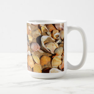 Caneca De Café Escudos em um Sandy Beach a Andaluzia, espanha