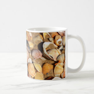 Caneca De Café Escudos em um Sandy Beach   a Andaluzia, espanha