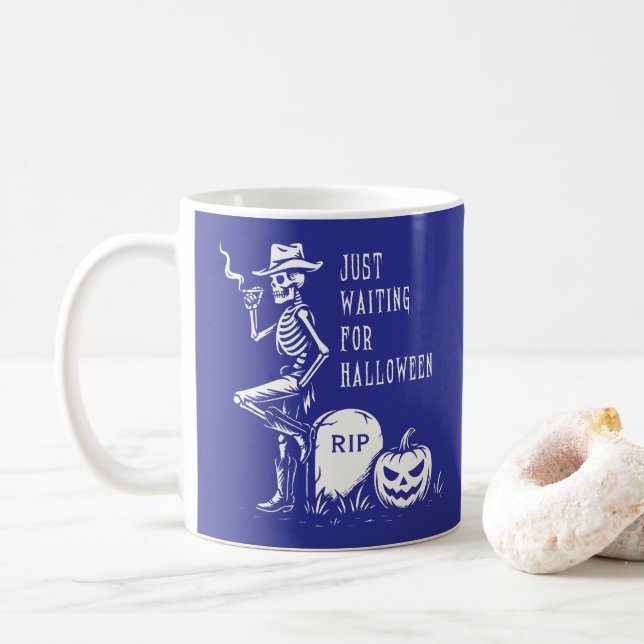 Caneca De Café Esperando pelo esqueleto do cowboy do Halloween (Com Donut)