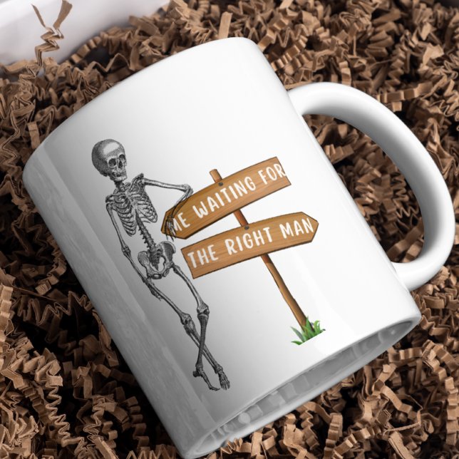 Caneca De Café Esperando pelo solteiro engraçado do homem certo (Criador carregado)