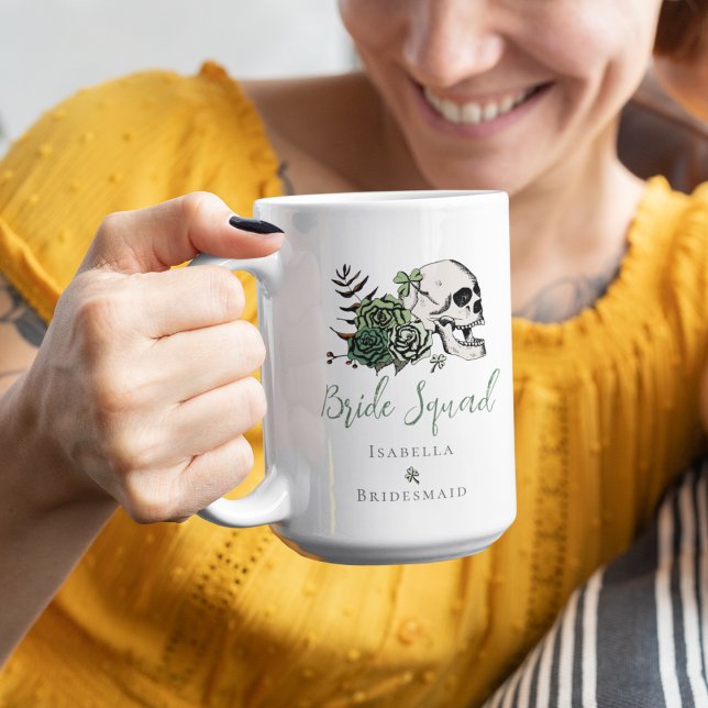 Caneca De Café Esquadrão de Noiva Irlandesa Gótico Verde Caveira  (Bride Squad Floral Skull Bridesmaid Mug for Irish Wedding. Skull,Green Roses, Clovers, Editable Text)