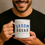 Caneca De Café Esquadrão do Groom | Na moda Solteiro Padrinho de<br><div class="desc">Uma bela, simples, na moda, "Groom Squad" cita uma caneca de arte com a tipografia moderna e minimalista em preto e marinho azul num estilo legal de moda. O slogan, o nome e o papel podem ser facilmente personalizados com os nomes do seu esquadrão de noivos, por exemplo, noivo, melhor...</div>