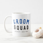 Caneca De Café Esquadrão do Groom | Na moda Solteiro Padrinho de<br><div class="desc">Uma bela, simples, na moda, "Groom Squad" cita uma caneca de arte com a tipografia moderna e minimalista em preto e marinho azul num estilo legal de moda. O slogan, o nome e o papel podem ser facilmente personalizados com os nomes do seu esquadrão de noivos, por exemplo, noivo, melhor...</div>