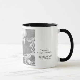 Caneca de café, esqueleto na bicicleta que