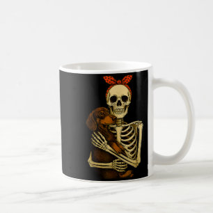 Caneca De Café Esqueleto segurando cachorro dachshund Halloween e