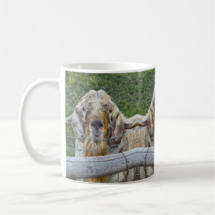 Caneca De Café Esta cabra de fazenda amigável está olhando para v