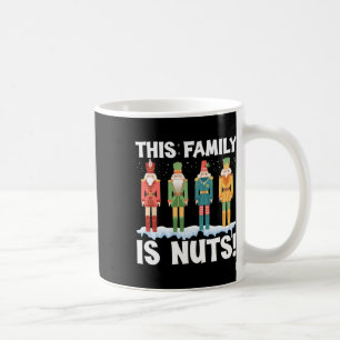 Caneca De Café Esta Família É Loucos De Noz-De-Natal No Quadrado