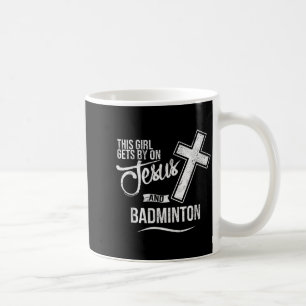 Caneca De Café Esta Garota Se Dá Bem Com Jesus E Badminton Badmin