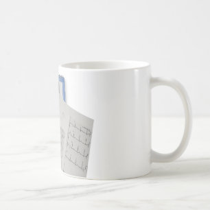 Caneca De Café estetoscópio médico em leituras do cardiogram EKG