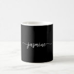 Caneca De Café Estilo de Letra de Assinatura de Nome com Monogram<br><div class="desc">Caneca Personalizada Feminina Minimalista Simples com Monograma Preto Nome Assinatura Roteiro. Esses desenhos apresentam seu primeiro nome em uma linda tipografia de letra manuscrita com rabiscos na fonte de assinatura em branco sobre fundo preto. São fáceis de personalizar. Ótimo presente feminino e elegante para aquecimento de casa, também para aniversário,...</div>