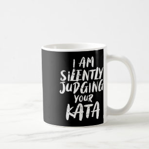 Caneca De Café Estou Julgando Silenciosamente Seu Kata Karate