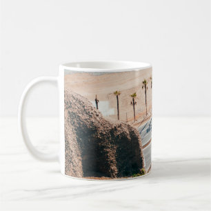 Caneca De Café Estrada perto do litoral