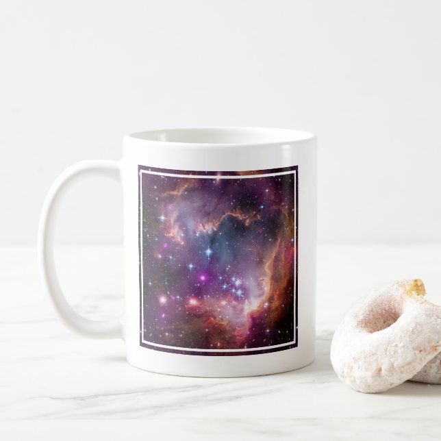 Caneca De Café Estrelas Jovens Na Pequena Nuvem Magalhônica. (Com Donut)