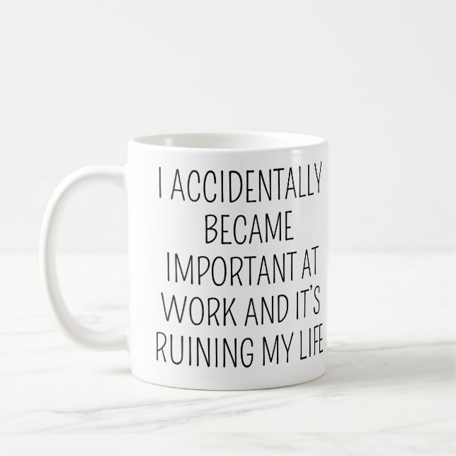 Caneca De Café Eu Acidentalmente Me Tornei Importante Colega de T (Esquerda)