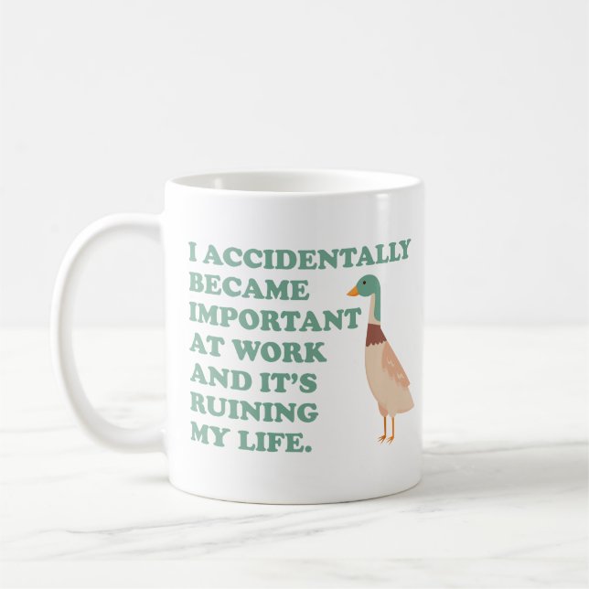 Caneca De Café Eu Acidentalmente Me Tornei Importante No Trabalho (Esquerda)