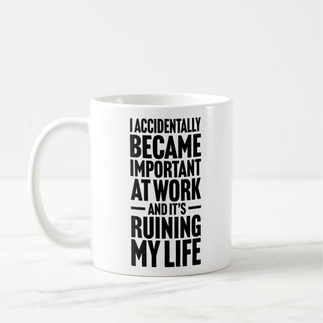 Caneca De Café Eu Acidentalmente Me Tornei Importante No Trabalho (Esquerda)