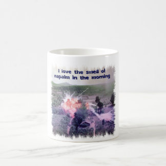 Caneca De Café Eu amo o cheiro do napalm na manhã!