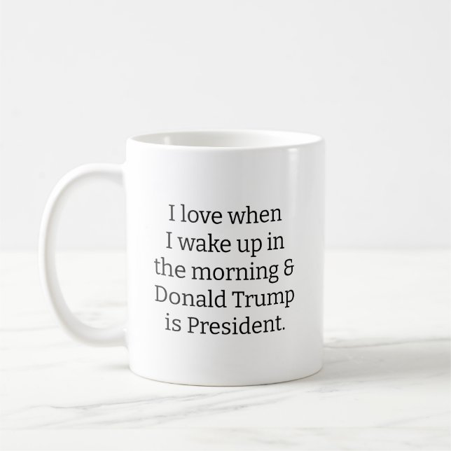 Caneca De Café Eu amo quando acordo.. e Trump é Presidente  (Esquerda)