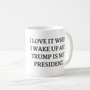 CANECA DE CAFÉ EU AMO QUANDO EU ACORDAR PARA CIMA E A TRUMP NÃO É