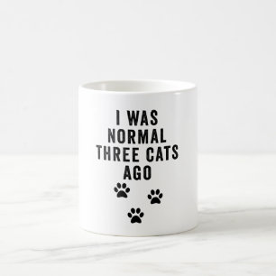 Caneca De Café Eu Era Normal Há Três Gatos