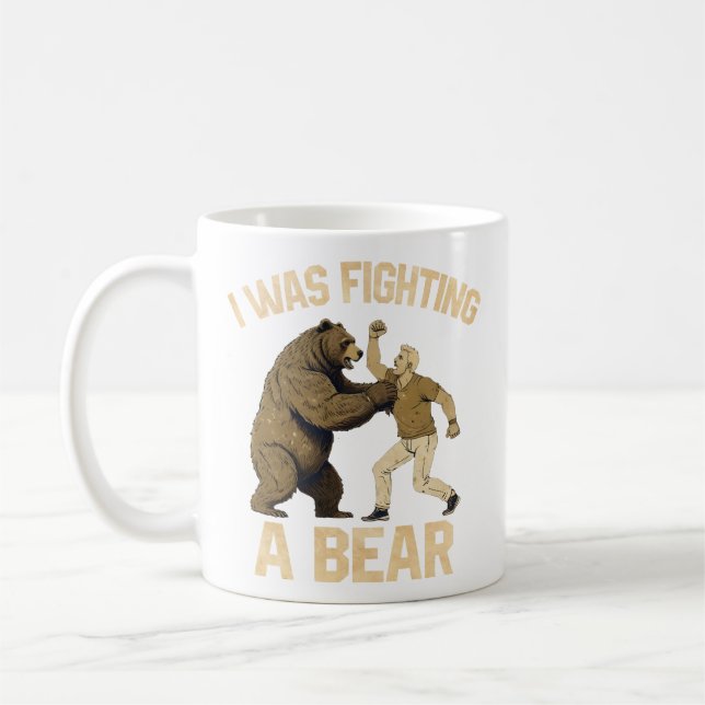 Caneca De Café Eu Estava Lutando Um Ferido Engraçado Do Urso. (Esquerda)
