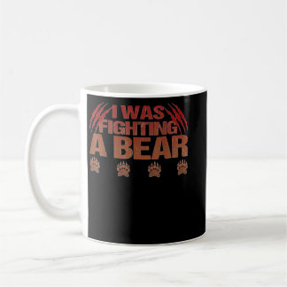 Caneca De Café Eu Estava Lutando Um Urso Quebrado Na Perna Do Cot