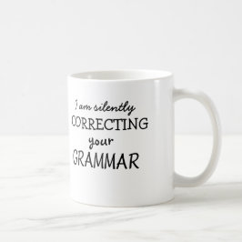 Caneca De Café Eu estou corrigindo silenciosamente sua gramática
