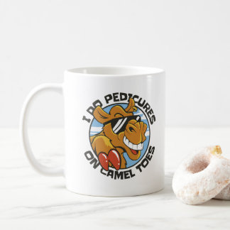 CANECA DE CAFÉ EU FAÇO PEDICURAS EM PEDAÇOS DE CAMEL