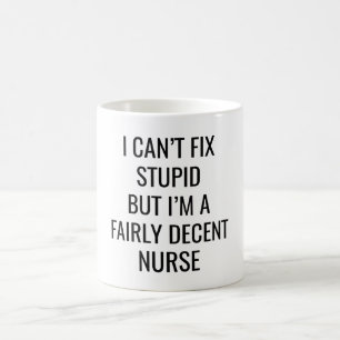 Caneca De Café Eu não posso consertar estúpidos, mas sou uma enfe