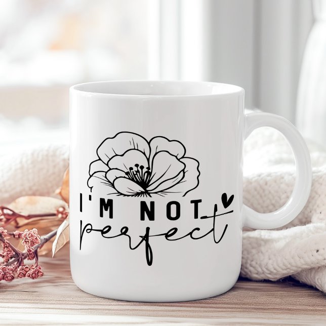 Caneca De Café "Eu não sou perfeito" Preto e Branco Floral ("I'm Not Perfect" Black and White Floral Coffee Mug on a sunny boho wooden table with pink flower.)