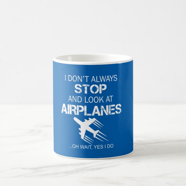 CANECA DE CAFÉ EU SEMPRE NÃO PARO E NÃO OLHO O AVIÃO (Centro)