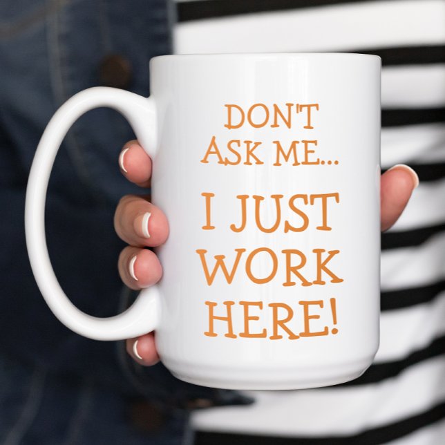 Caneca De Café Eu Só Trabalho Aqui Engraçado (Don't ask me... I just work here! A funny coffee mug for coworkers and employees.)