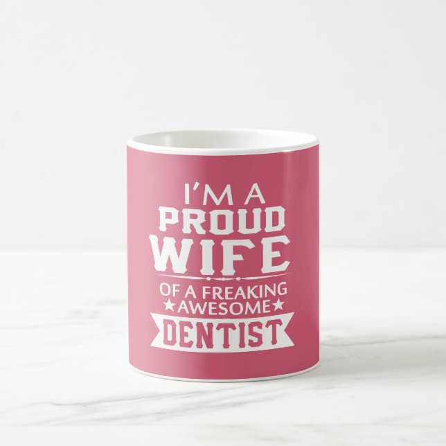 Caneca De Café Eu sou a ESPOSA do DENTISTA ORGULHOSO (Centro)