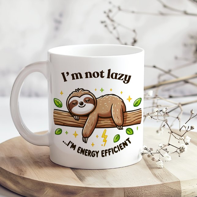 Caneca De Café "Eu sou eficiente no uso da energia" Engraçado Slo ("I'm Energy Efficient" Cute Funny Sarcastic Sloth Coffee Mug on a boho kitchen table with flowers)
