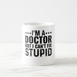 Caneca De Café Eu sou um médico, mas não posso consertar estúpido