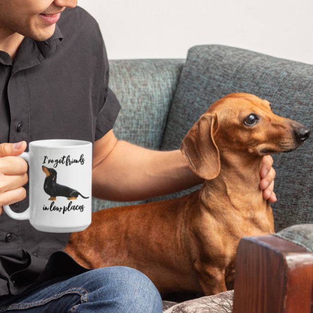 Caneca De Café Eu tenho amigos em lugares baixos, cão Dachshund (Criador carregado)