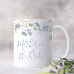 Caneca De Café Eucalipto Mãe da Noiva<br><div class="desc">Um moderno design de aquarela de eucalipto com folhas verdes claras de sábio com sotaques dourados. Personalize facilmente o nome com apenas alguns cliques.</div>